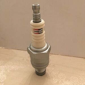 VINTAGE 1970s CHAMPION Spark Plug AM FM Transistor Radio Excellent Condition